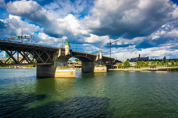 Відповіли моста через річку Williamette в Портленд, руди — стокове фото