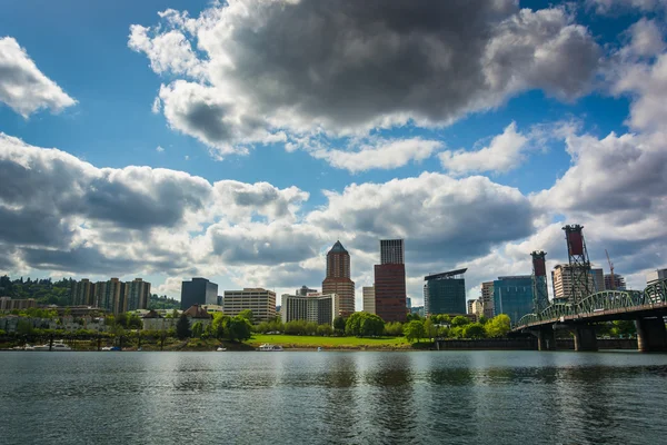 Lo skyline e il ponte Hawthorne sul fiume Williamette, vedi — Foto Stock