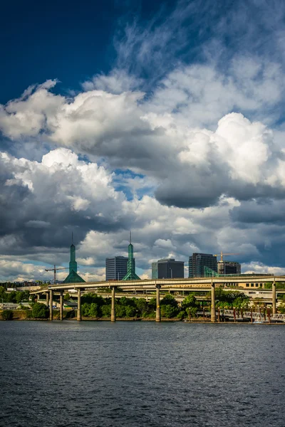 Vista de nubes dramáticas sobre el río Williamette, en Portland , —  Fotos de Stock