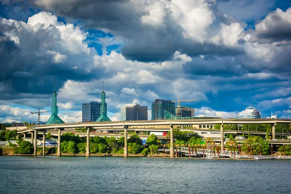 Vista de nubes dramáticas sobre el río Williamette, en Portland , — Foto de Stock