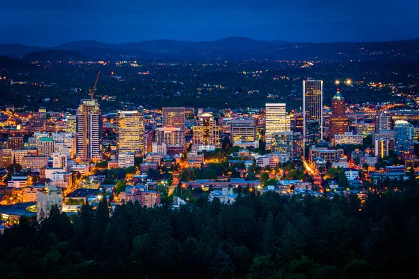 Vista dello skyline di Portland di notte, dal Pittock Acres Park , — Foto Stock