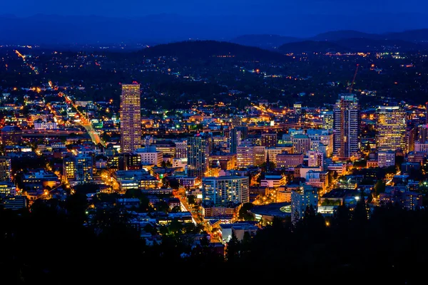 Vista del horizonte de Portland por la noche, desde Pittock Acres Park , — Foto de Stock