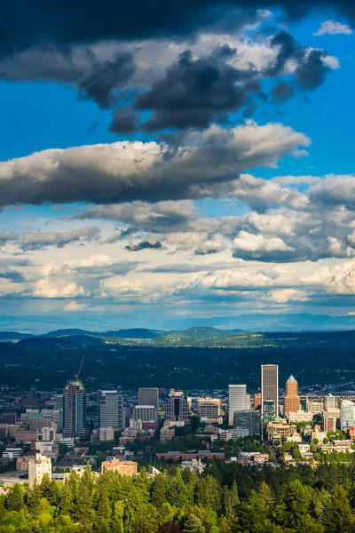 Vy över Portland skyline från Pittock hektar Park i Portlan — Stockfoto