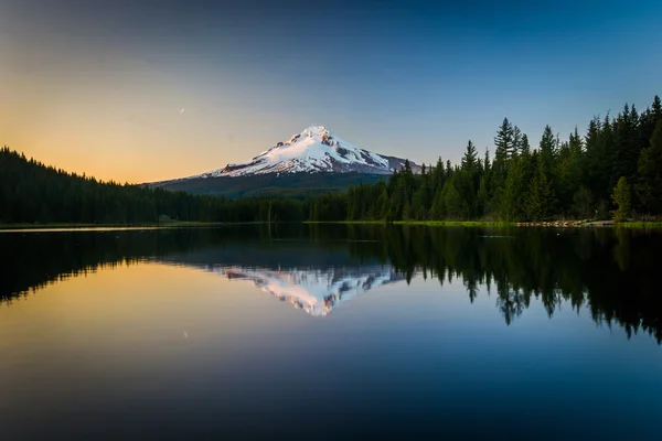 Monte Hood refletindo no Lago Trillium ao pôr do sol, no Monte Hood — Fotografia de Stock