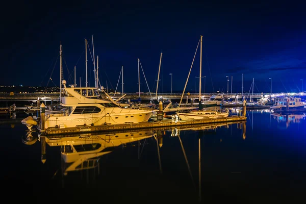 Łodzi w marinie na nabrzeżu w nocy, w Seattle, posiłków we — Zdjęcie stockowe