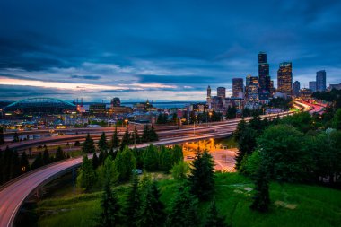Alacakaranlık görünümü Seattle Skyline Jose Rizal Köprüsü'nden,