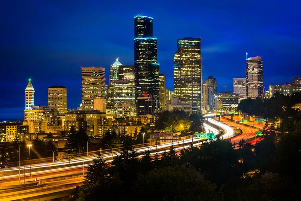 Night view of I-5 and the Seattle skyline from the Jose Rizal Br — Stock Photo, Image