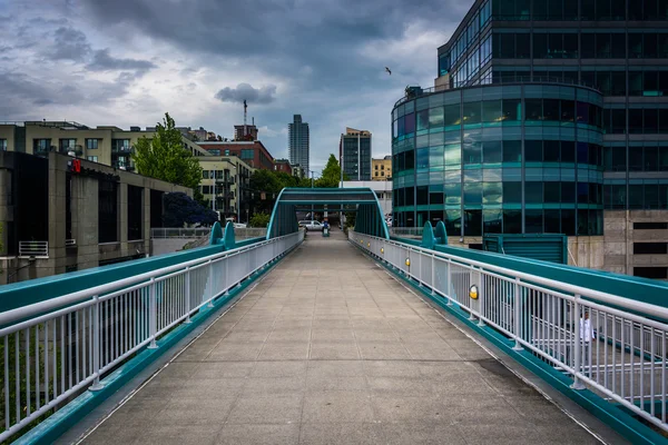 Bell Street fotgängare bron, i Seattle, Washington. — Stockfoto