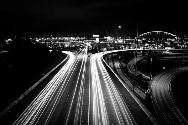 Blick auf die i-90 bei Nacht, von der Jose-Rizal-Brücke, in Seattle, w — Stockfoto