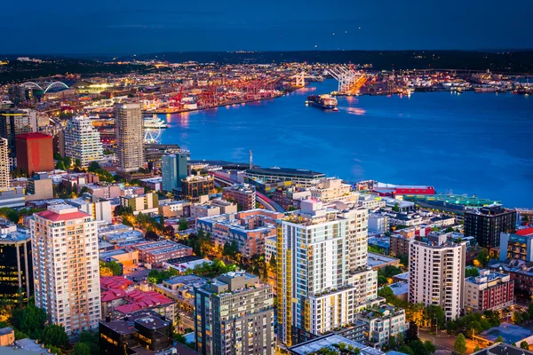 Vue du crépuscule du centre-ville de Seattle et Elliott Bay, à Seattle, W — Photo