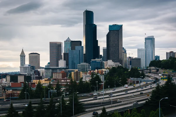 Uitzicht op downtown Seattle vanaf de brug Jose Rizal, in Seattle — Stockfoto