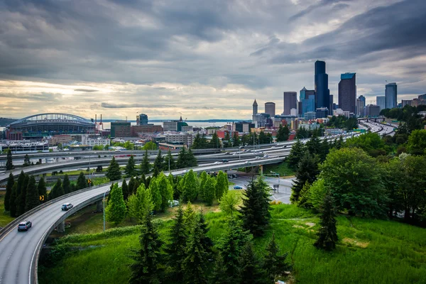 Vista del centro de Seattle y la I-5, desde el puente José Rizal, en — Foto de Stock