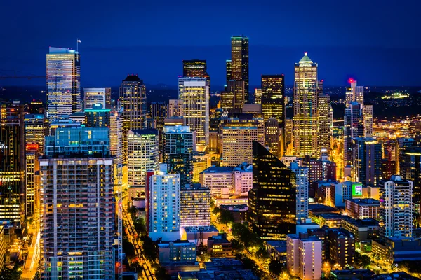 Vista del horizonte del centro de Seattle por la noche, en Seattle, Washington — Foto de Stock