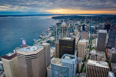 Şehir manzarası, Seattle, Washington üzerinden günbatımı.