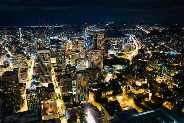 Die Skyline der Innenstadt bei Nacht, in Seattle, Washington. — Stockfoto