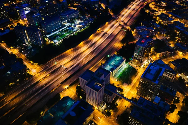 Utsikt över I-5 på natten, i Seattle, Washington. — Stockfoto