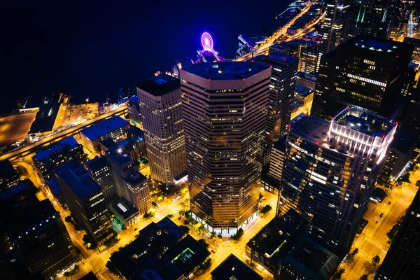 Utsikt över skyskraporna i centrala på natten, i Seattle, Washington — Stockfoto