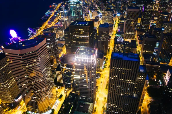 Blick auf Wolkenkratzer in der Innenstadt bei Nacht, in Seattle, Washington — Stockfoto