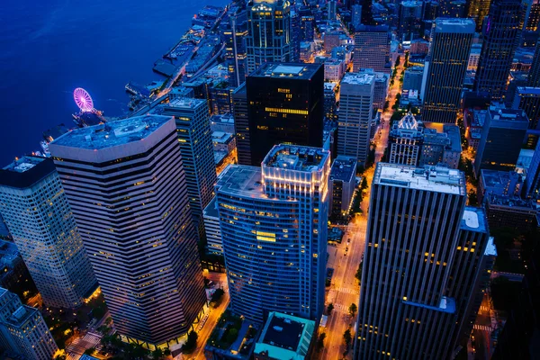 Utsikt över skyskraporna i centrala på natten, i Seattle, Washington — Stockfoto