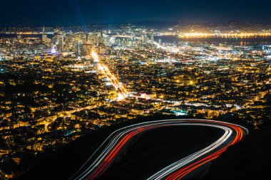 İkiz Tepeler Bulvarı ve San Francisco görünümünü Tw üzerinden gece