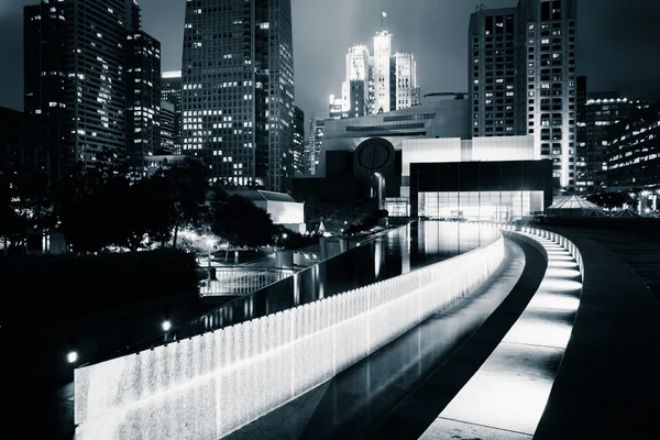 Brunnen und Gebäude in der Nacht, in Yerba Buena Gärten, in san — Stockfoto