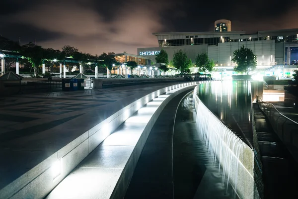 Fountains and buildings at night, at Yerba Buena Gardens, in San — Stock Photo, Image