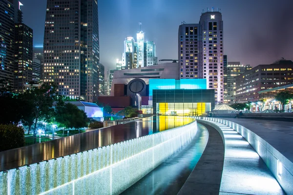 Fontaines et bâtiments la nuit, au Yerba Buena Gardens, à San — Photo