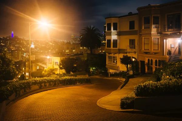 Lombard Street auf einem russischen Hügel bei Nacht, in San Francisco, Kalifornien — Stockfoto