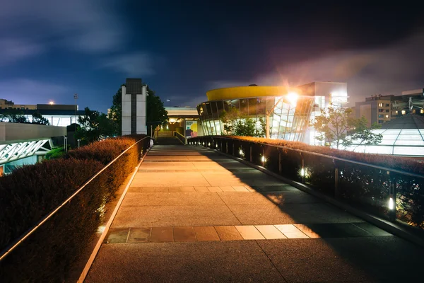 Puente peatonal por la noche, en San Francisco, California . — Foto de Stock