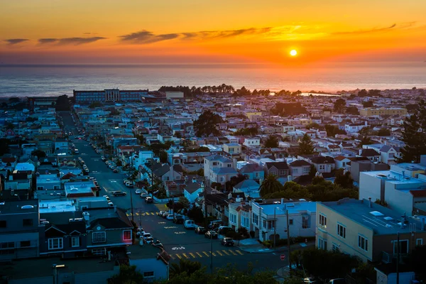 Sunset over the Sunset District from Hawk Hill Park, in San Fran — Stock Photo, Image