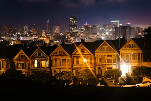 Die bemalten Damen und die Skyline von San Francisco bei Nacht, von — Stockfoto