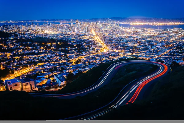 Twin Peaks Boulevard e vista di San Francisco di notte, da Tw — Foto Stock