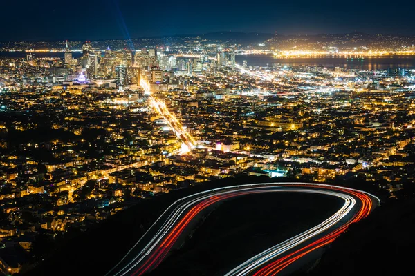 Twin Peaks Boulevard und Blick auf San Francisco bei Nacht, von tw — Stockfoto