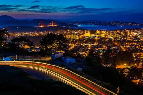 Twin Peaks Boulevard and view of San Francisco at night, from Tw — Stock Photo, Image