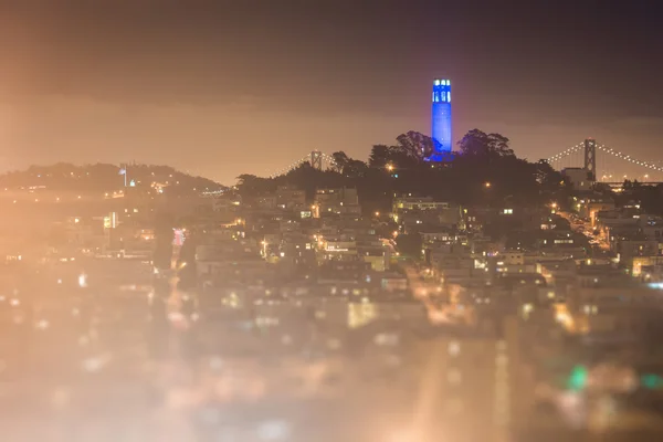 Blick auf den Coit-Turm bei Nacht, vom russischen Hügel, in San Franc — Stockfoto