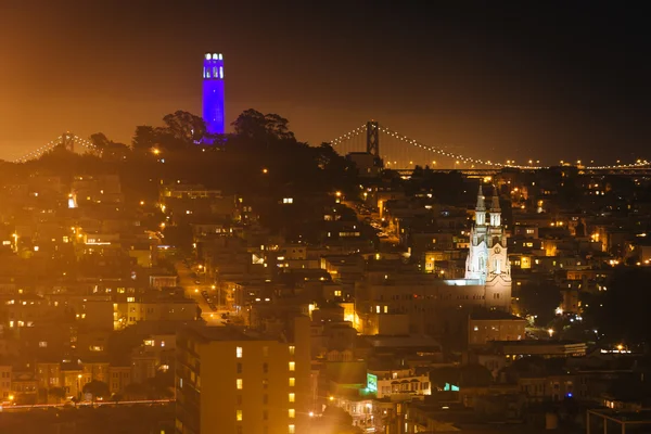 Vista della Torre del Coit di notte, dalla collina russa, a San Franc — Foto Stock
