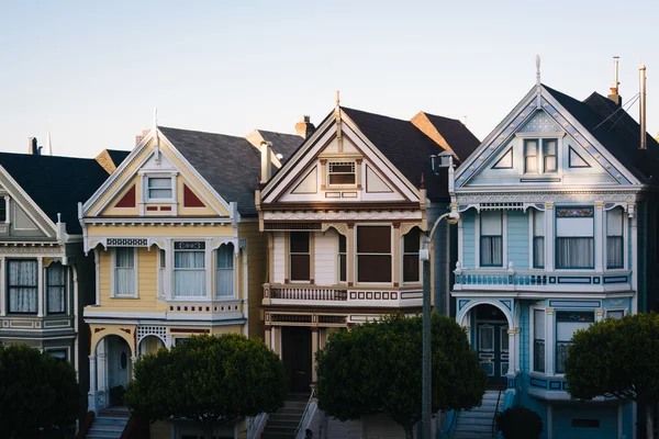 Vista de las Damas Pintadas desde Alamo Square Park, en San Franci — Foto de Stock