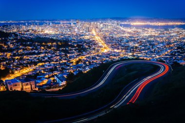 İkiz Tepeler Bulvarı ve San Francisco görünümünü Tw üzerinden gece