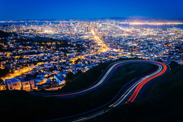 Twin Peaks Boulevard och utsikt över San Francisco på natten, från Tw — Stockfoto