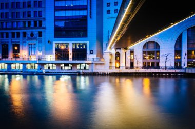 Milwaukee nehrin hemen hemen üzerinde binalar ve yaya köprüsü