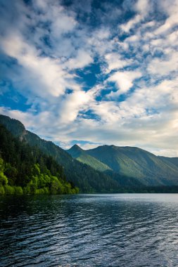 Akşam ışığı Gölü Hilal ve Ulusal Olimpiyat dağlarda
