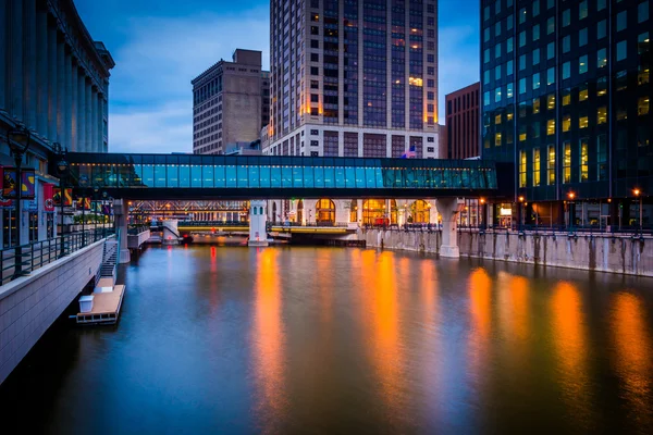 Buildings and pedestrian bridge over the Milwaukee River at nigh — Stock Photo, Image