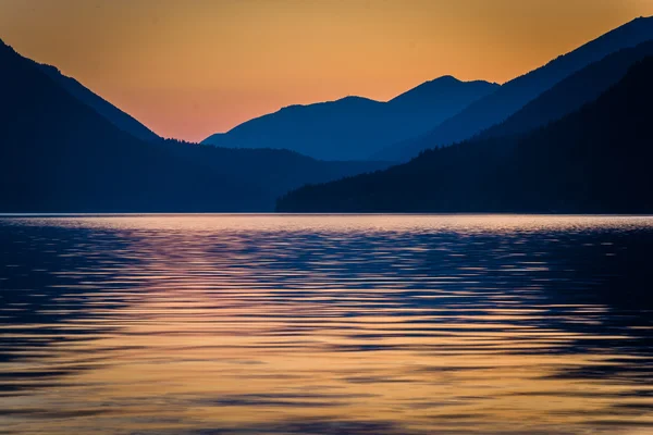 Montañas lejanas y el lago Crescent al atardecer, en la Nación Olímpica —  Fotos de Stock