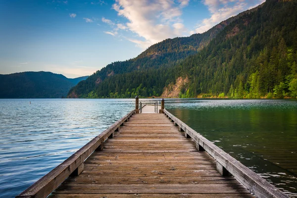 Dokkoló tó Crescent, Olympic Nemzeti Park, Washington. — Stock Fotó