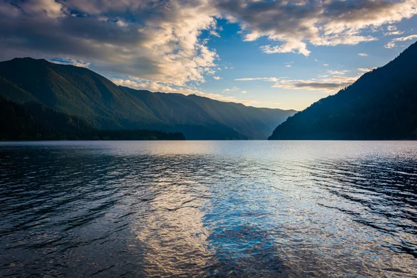Evening light on Lake Crescent and mountains in Olympic National — Stock Photo, Image