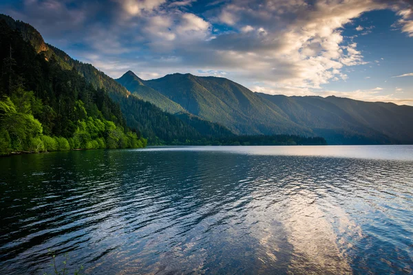 Luz nocturna en el lago Crescent y montañas en Olympic National —  Fotos de Stock