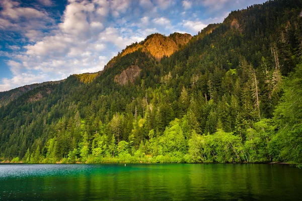 Luz nocturna en el lago Crescent y montañas en Olympic National —  Fotos de Stock