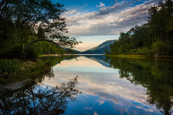 Evening reflections at Lake Crescent, in Olympic National Park, — Stock Photo, Image