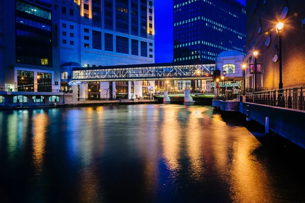 Pedestrian bridge and buildings along the Milwaukee River at nig — Stock Photo, Image