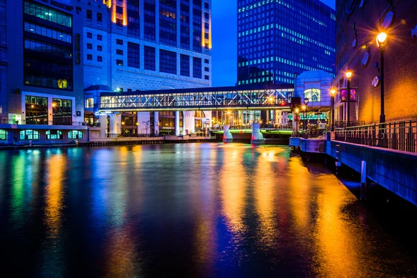 Pedestrian bridge and buildings along the Milwaukee River at nig — Stock Photo, Image